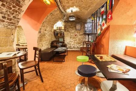 Young and Happy Latin Quarter by Hiphophostels - 31