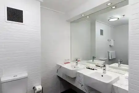 Rydges - 52