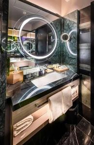 DoubleTree by Hilton Lakeside - 77