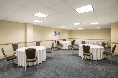 Holiday Inn Express-Central - 6