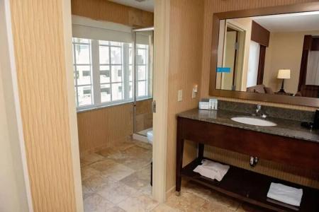 Hampton Inn & Suites - 36