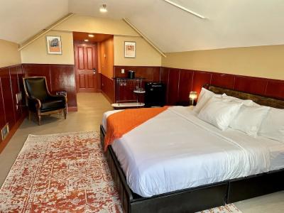 The Historic Peninsula Inn - 11