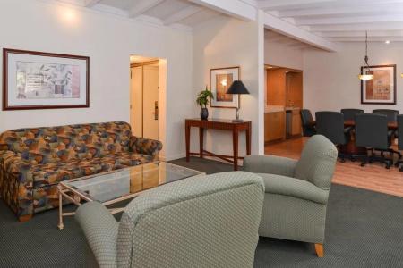 Red Lion Woodlake - 2