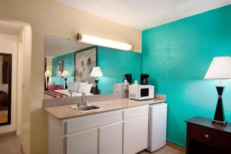Super 8 by Wyndham Sarasota Area - 16