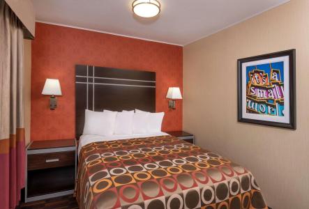 Best Western Plus Raffles Inn & Suites - 3