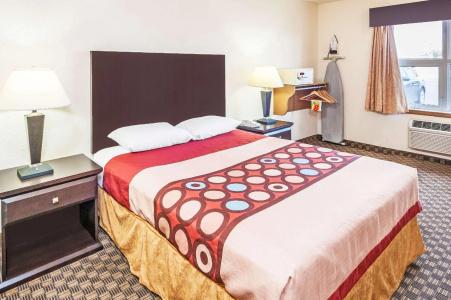 Super 8 by Wyndham/Airport - 16