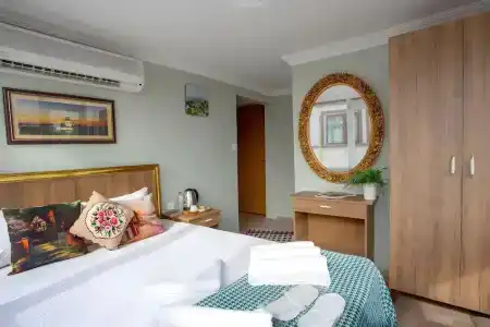 Sofia Corner - 105