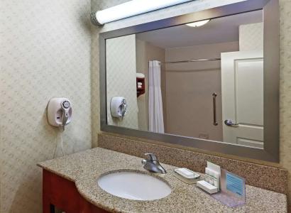 Hampton Inn & Suites West - 82