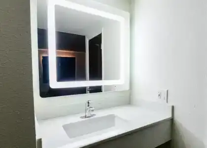 Hollywood Inn Express Lax - 32