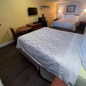 Van Ness Inn - 32