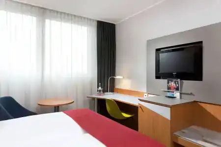 Ramada by Wyndham Hannover - 5