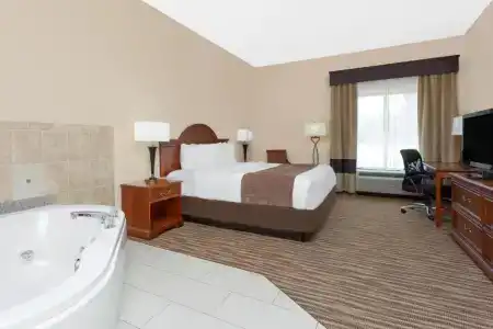 Baymont by Wyndham Riverwatch - 18
