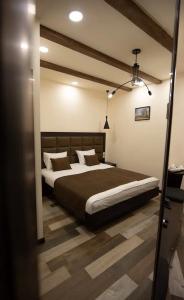 Boutique Living - 100