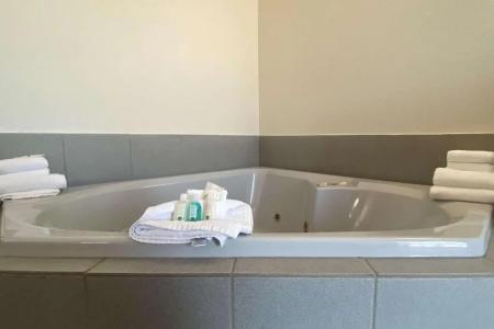 Quality Inn - Hwy 76 Central - 47