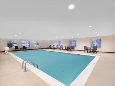 Fairfield Inn West - 17