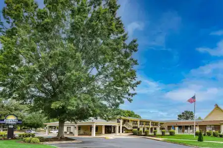 Days Inn & Suites by Wyndham Colonial - 10