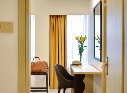 Athens Avenue - 12