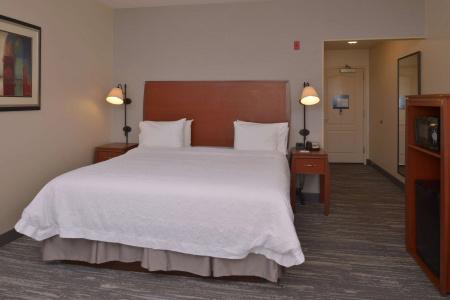 Hampton Inn and Suites North-Airport - 4