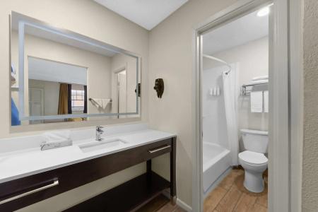 Super 8 by Wyndham New Orleans - 11
