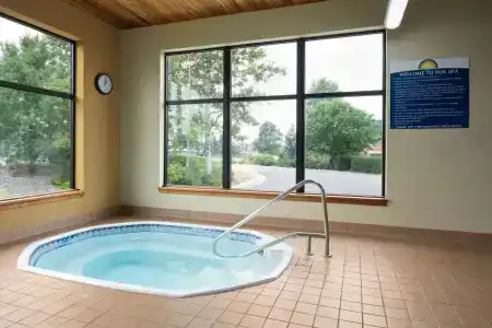 Days Inn & Suites by Wyndham - 9