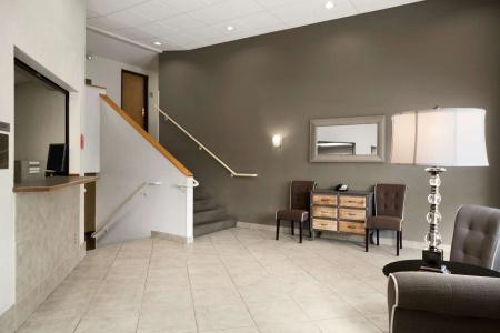 Super 8 by Wyndham Portland Airport - 7
