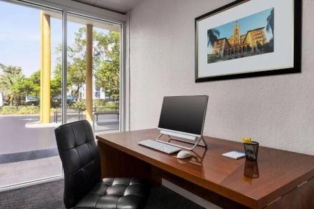 Days Inn by Wyndham Miami International Airport - 7