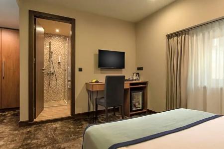 Rosslyn Thracia Sofia - 28