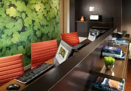 Courtyard by Marriott at Hamilton Place - 12