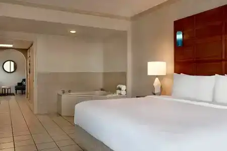 Holiday Inn & Suites, An Ihg - 205
