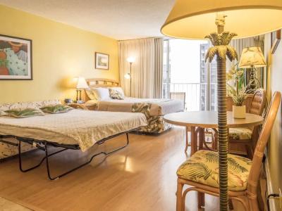 Tropical Studios At Marine Surf Waikiki - Free Parking - Best Location - Full Kitchen - Swimming Pool - 175