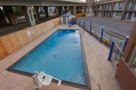 Super 8 by Wyndham Pearl District Downtown - 10