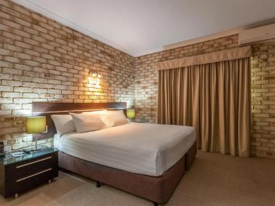 Highlander Motor Inn - 66