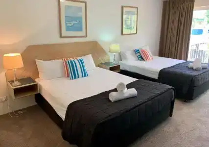 Outrigger Burleigh - 28