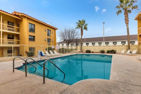 La Quinta Inn By Wyndham West - 10