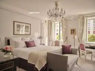 Hôtel Plaza Athénée - Dorchester Collection - 6