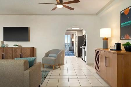 Holiday Inn & Suites, An Ihg - 211