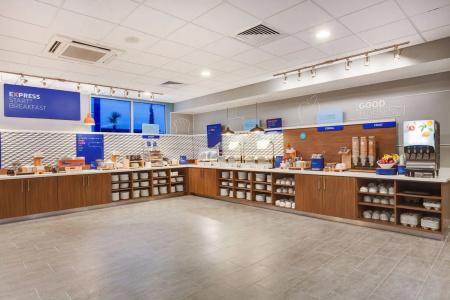 Holiday Inn Express & Suites Beach Beachfront by IHG - 12