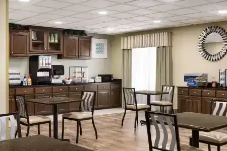 Super 8 by Wyndham Savannah - 16