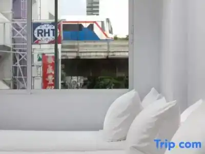 Nantra Silom - 33