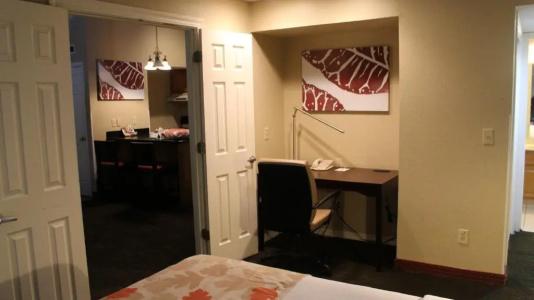 Hawthorn Suites East - 95