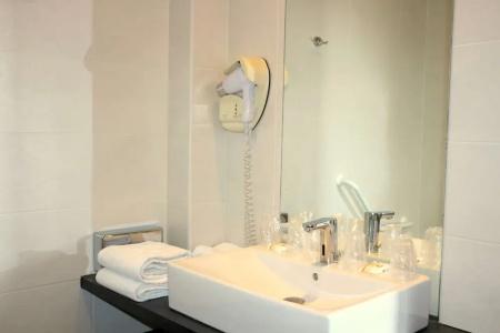 Best Western Le Cheval Blanc -Centre- Vieux Port - 87