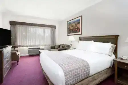 Elk Lake Inn & Suites - 5