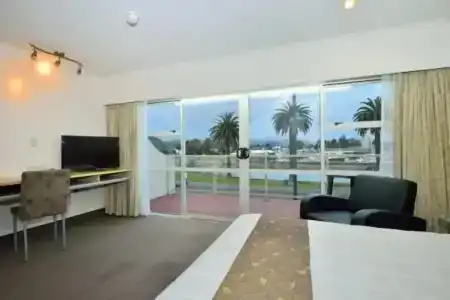 Senator Motor Inn - 6