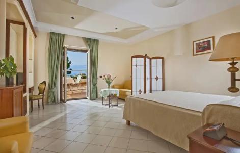 Eden Roc Suites - 105