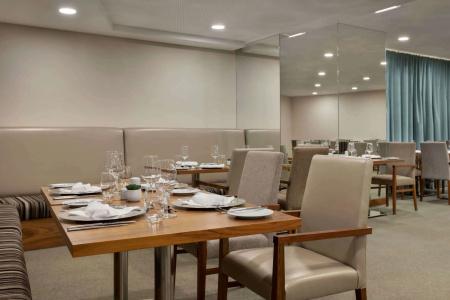 Ramada by Wyndham Lisbon - 14