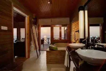 Komandoo Island Resort & Spa - 7