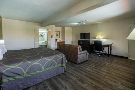 Super 8 by Wyndham Airport - 21