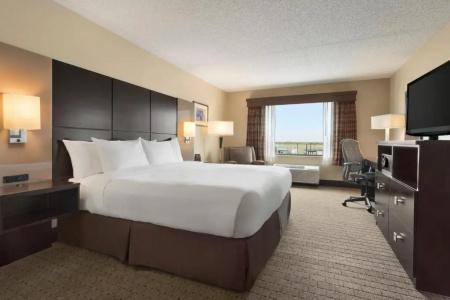 DoubleTree by Hilton Airport - 38