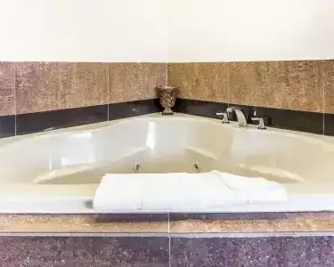 Quality Inn & Suites Coliseum - 14