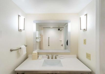 Hilton Garden Inn Airport - 65